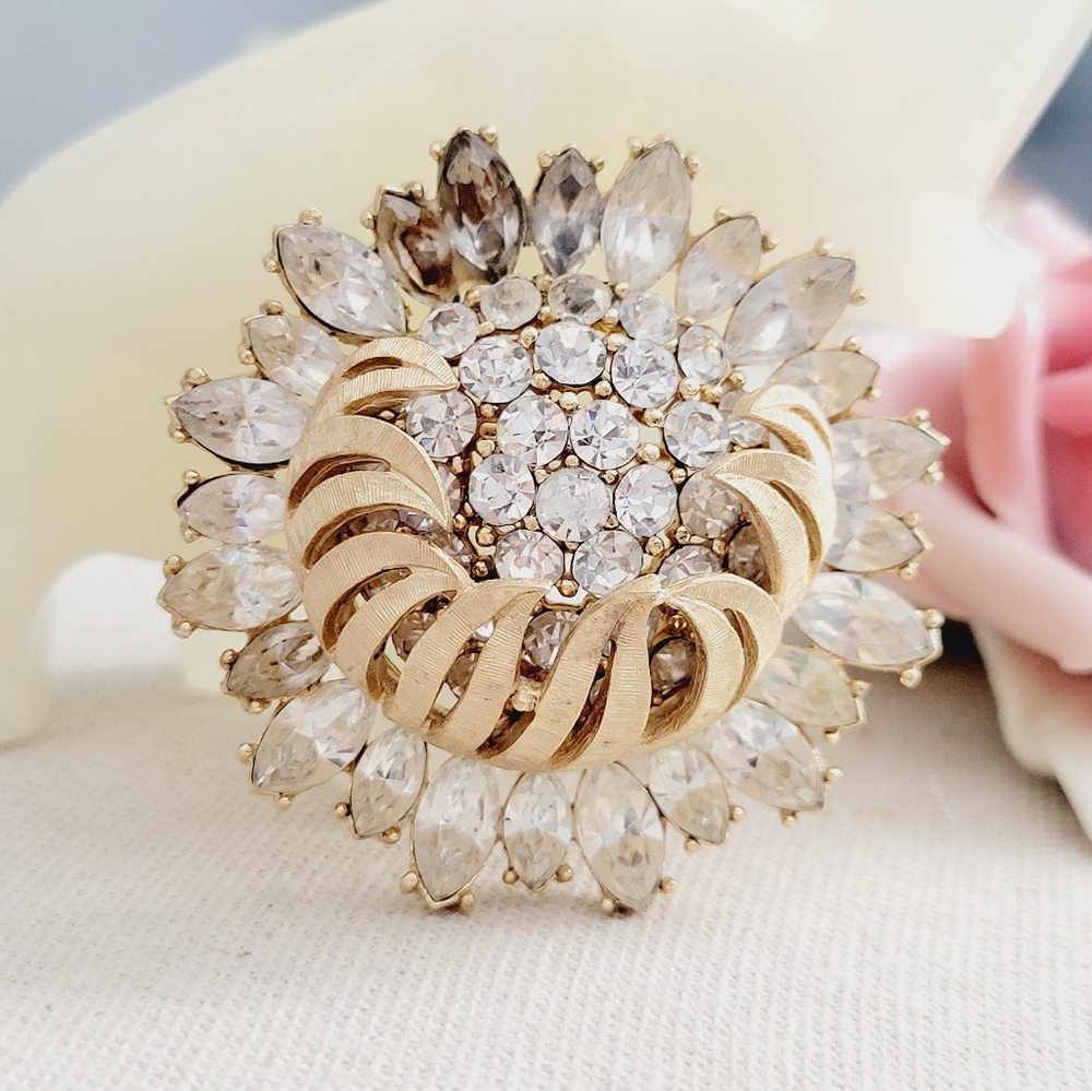 VINTAGE RARE Trifari crystal rhinestone sunflower brooch